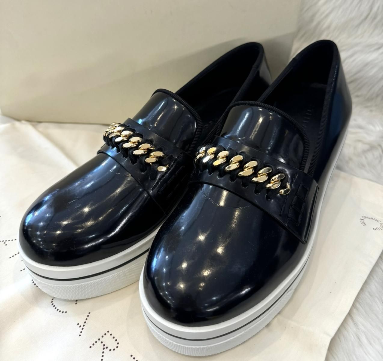 ステラマッカートニー　厚底ローファー ブラック ゴールドチェーン STELLAMCCARTNEY （ステラマッカートニー） ﾋﾟﾝｸｽ ﾌﾟﾗｯﾄﾌｫｰﾑ ﾛｰﾌｧｰ 靴