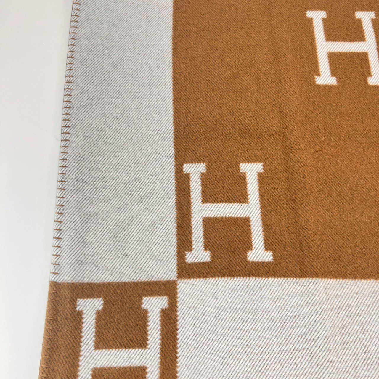 Hermès エルメス Jeté de canapé Avalon プレード アヴァロン メリノウール 90 カシミヤ 10 Ecru Camel エクリュ キャメル MARWIL-DEMENAGEMENTS_CH