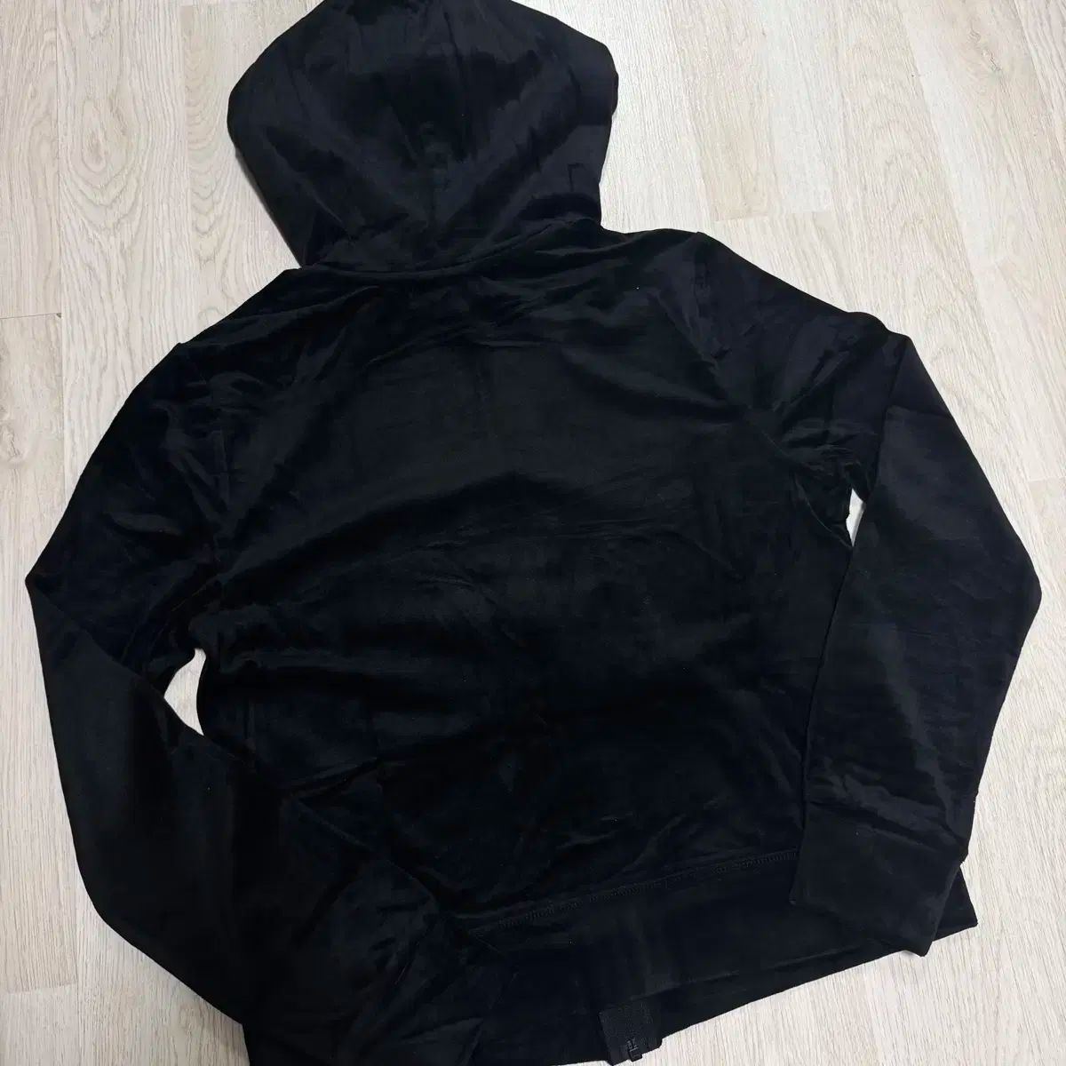 m JUICY COUTURE ジューシークチュール クロップド ベロア ジップアップパーカー フード付き