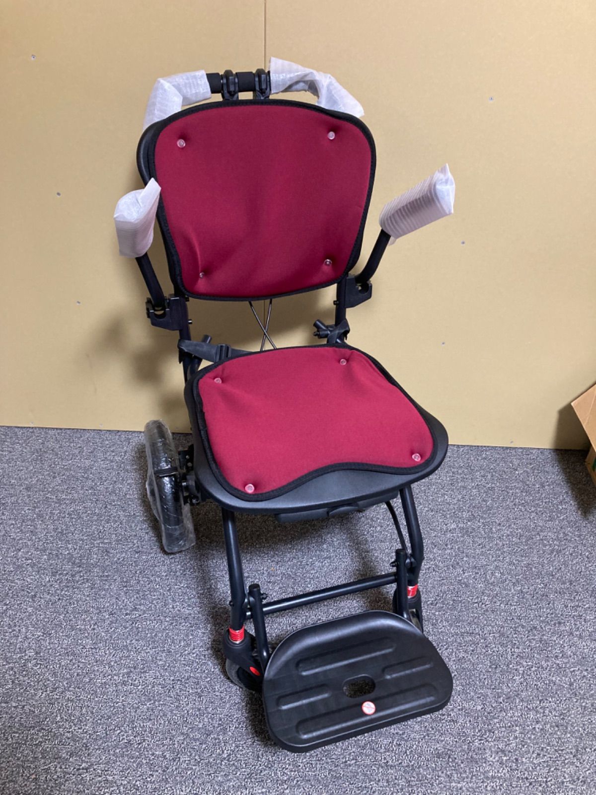 Care-Parents 軽量車椅子 介助用車いす アルミ製 折りたたみ式 軽量コンパクト車椅子 衝撃吸収性 透気性 介助ブレーキ付き 可伸縮キャリハンドル付き 屋内用 外出用 旅行用 CP-0903 R赤色