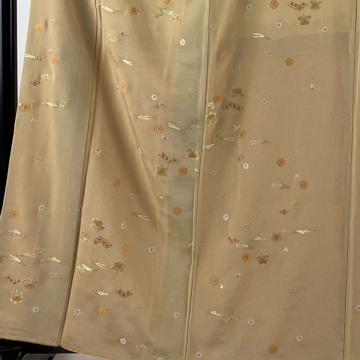 小紋 身丈160cm 裄丈62.5cm S 袷 草花 松竹梅 刺繍 薄茶色 正絹 美品  