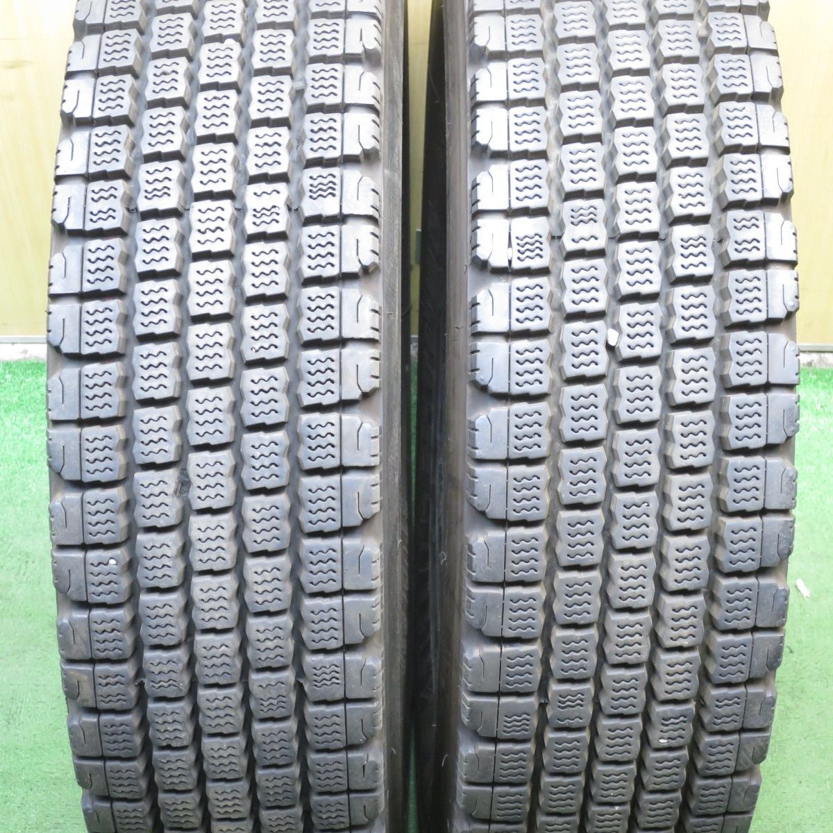 *送料無料* バリ溝！21年！9.5分トラック タイヤ 225/90R17.5 127/125L スタッドレス ブリヂストン W910 17.5インチ4052903クスタ