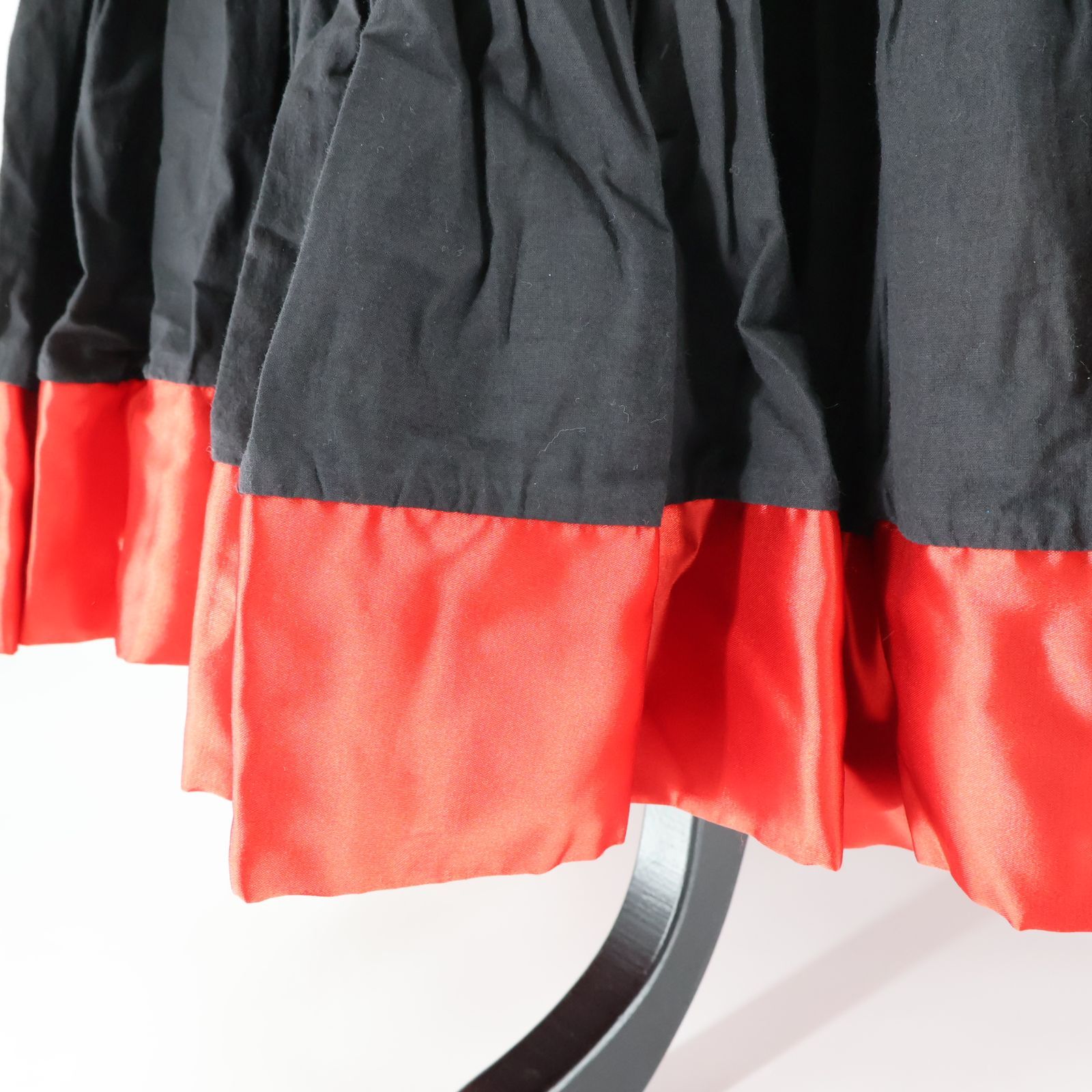 ベリーダンス用衣装 ブラック×レッド ジプシースカート 黒 赤 裾サテン生地 フリル 異国情緒 ロング 光沢 艶 ボリューム Sサイズ 大きく広がる裾 紐 お洒落 LLC-HASEGAWATOSO_COM