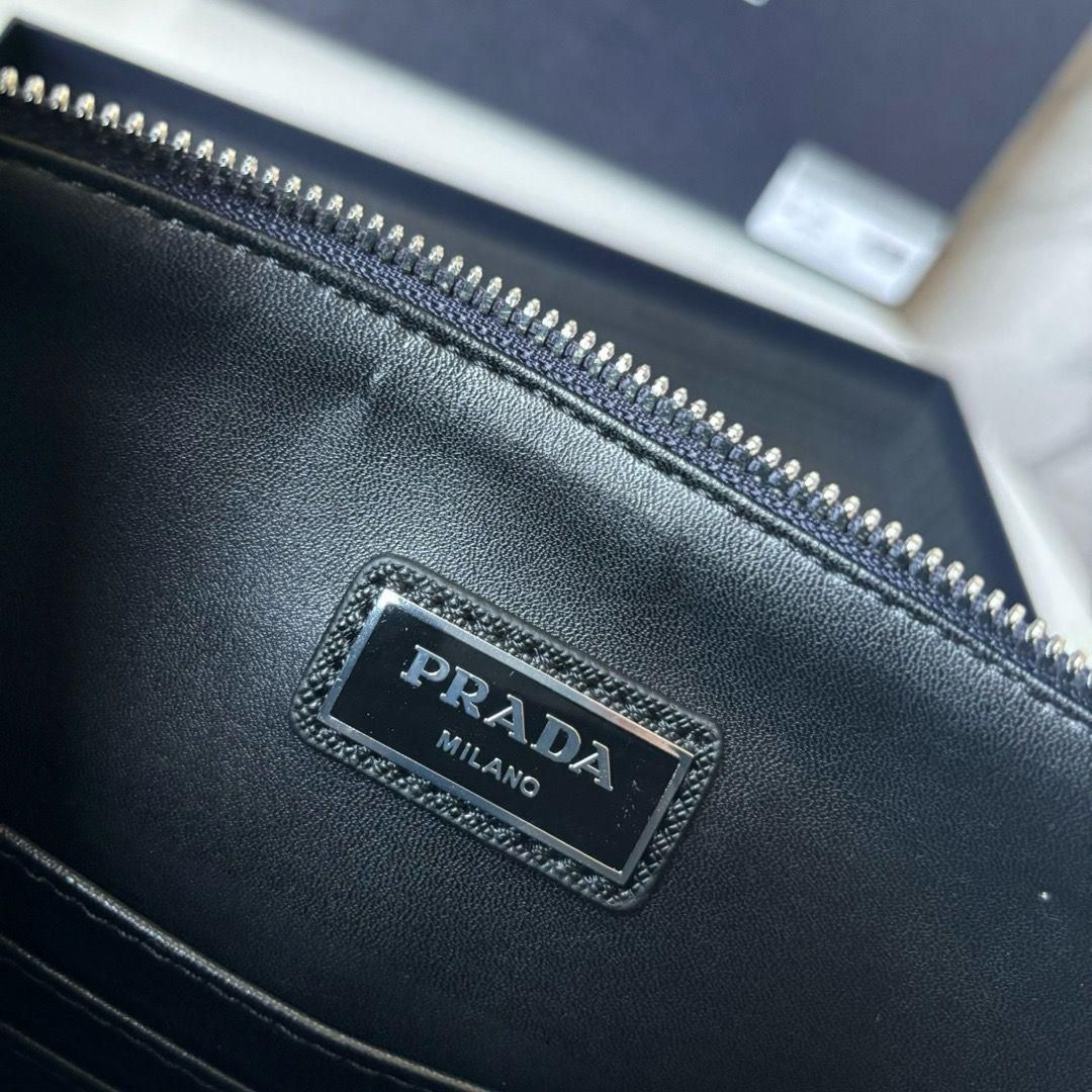 Prada プラダのクラッチバッグ、手触りが滑らか、シンプルな外観