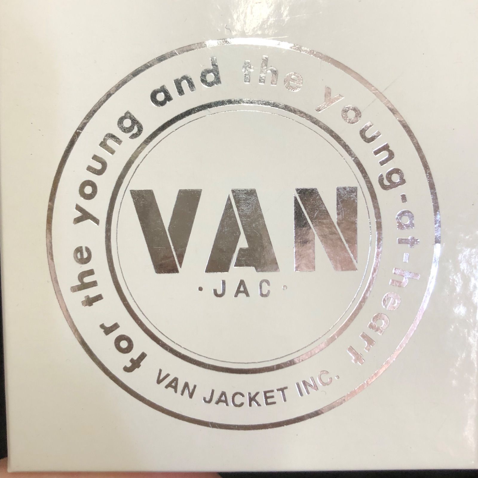 新品 未使用 VAN JAC カーエンブレム カーバッチ 丸VAN 鏡面メッキシルバー コレクション 純正 箱付き アイビー インテリア - メルカリ