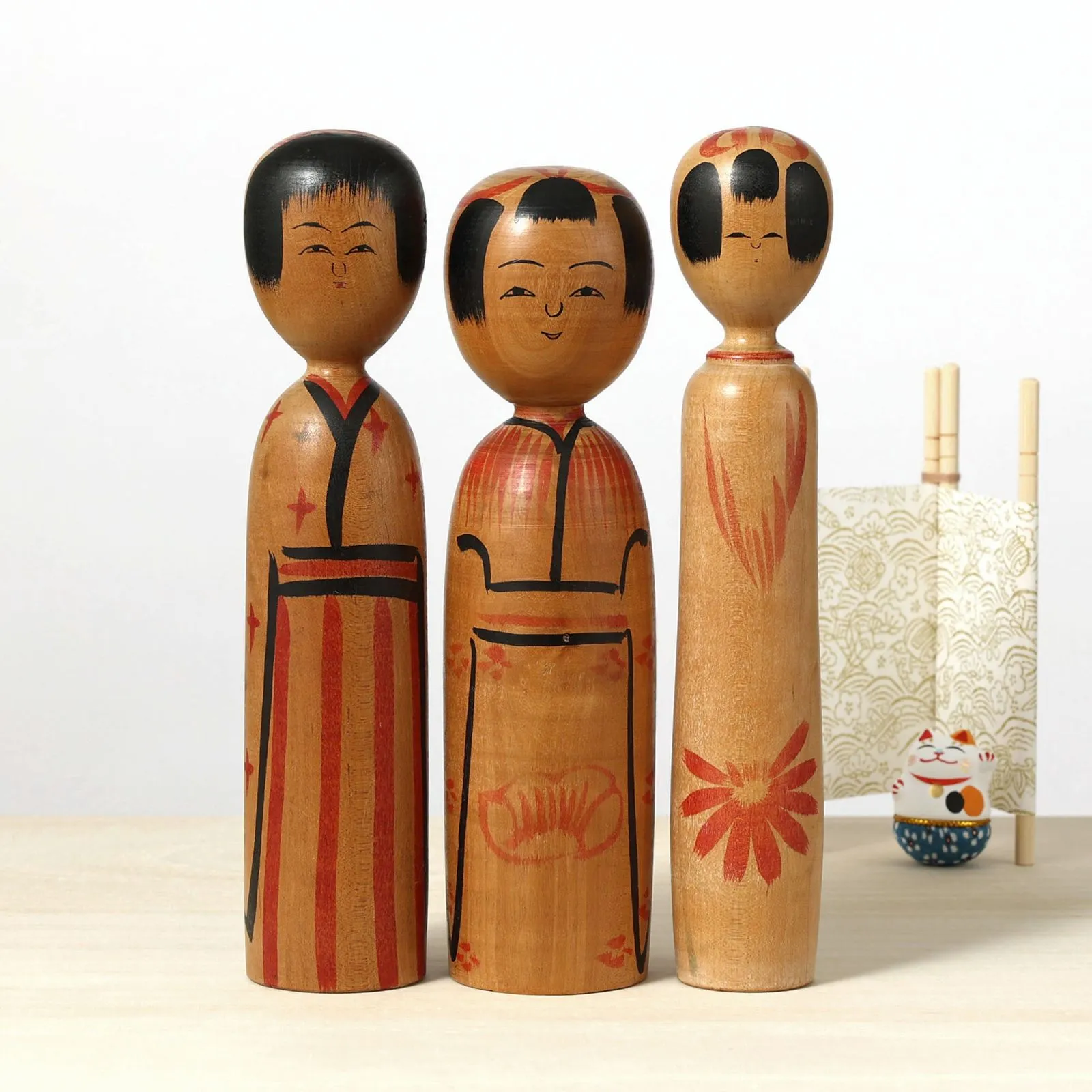 伝統こけし　⭕️超レアダルマと赤色菊花と唐草模様　木地山　現代の名工　小椋久太郎 2025年最新】小椋久太郎 こけしの人気アイテム - メルカリ