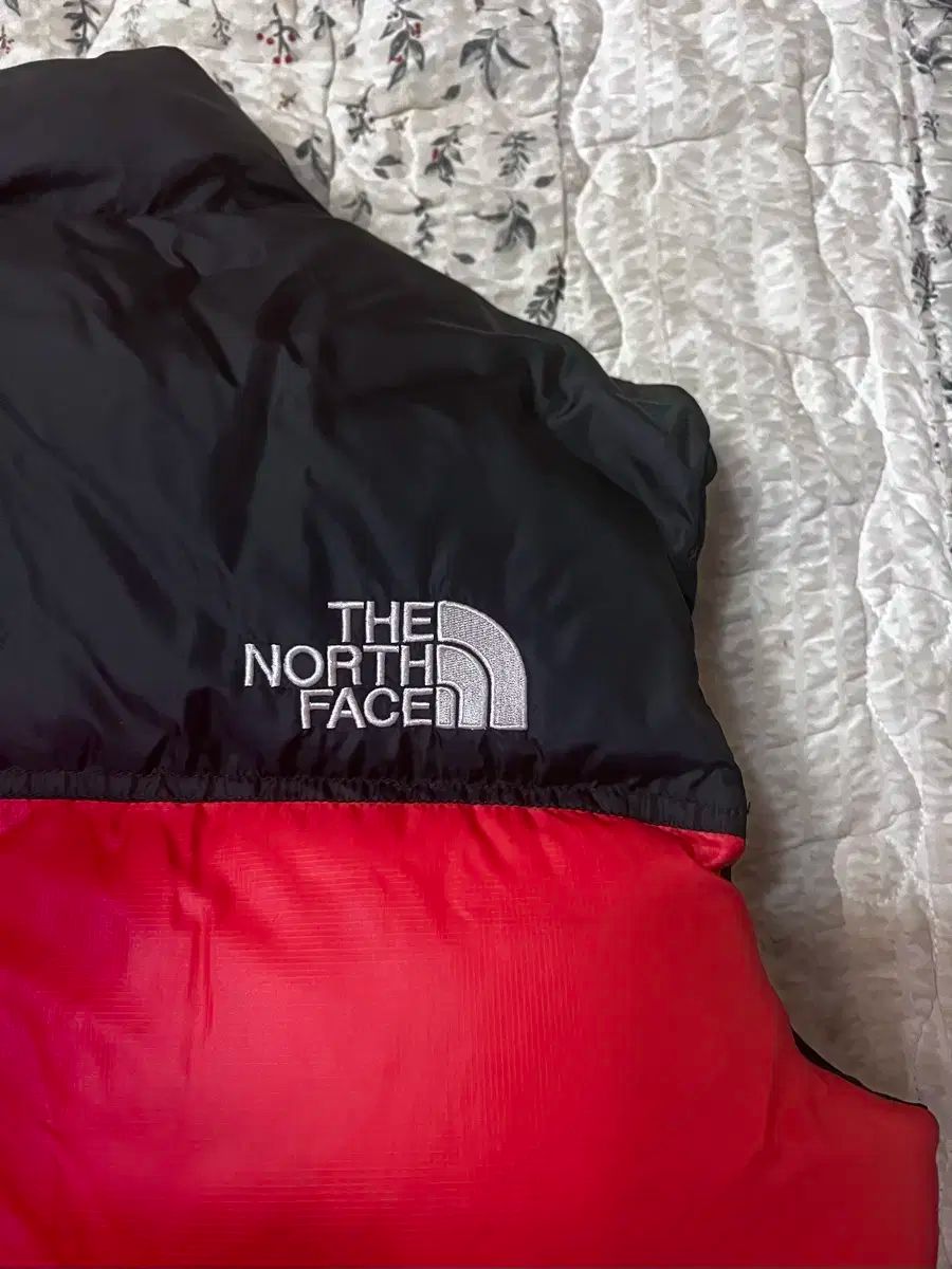 【ザノースフェイス】レディースＭダウンベスト【極美品】レッド×ブラック 95 THE NORTH FACE(ザノースフェイス) ダウンベスト レッド