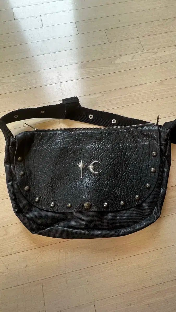 thug Club サグクラブ　メッセンジャーバック thug club dragon Messenger メッセンジャーバッグ