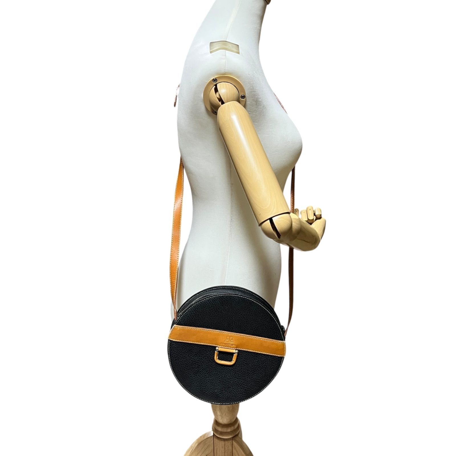 Courreges ショルダーバッグ 丸型 レザー ネイビー 1332 Courreges ショルダーバッグ 丸型 レザー ネイビー 1332 - メルカリ