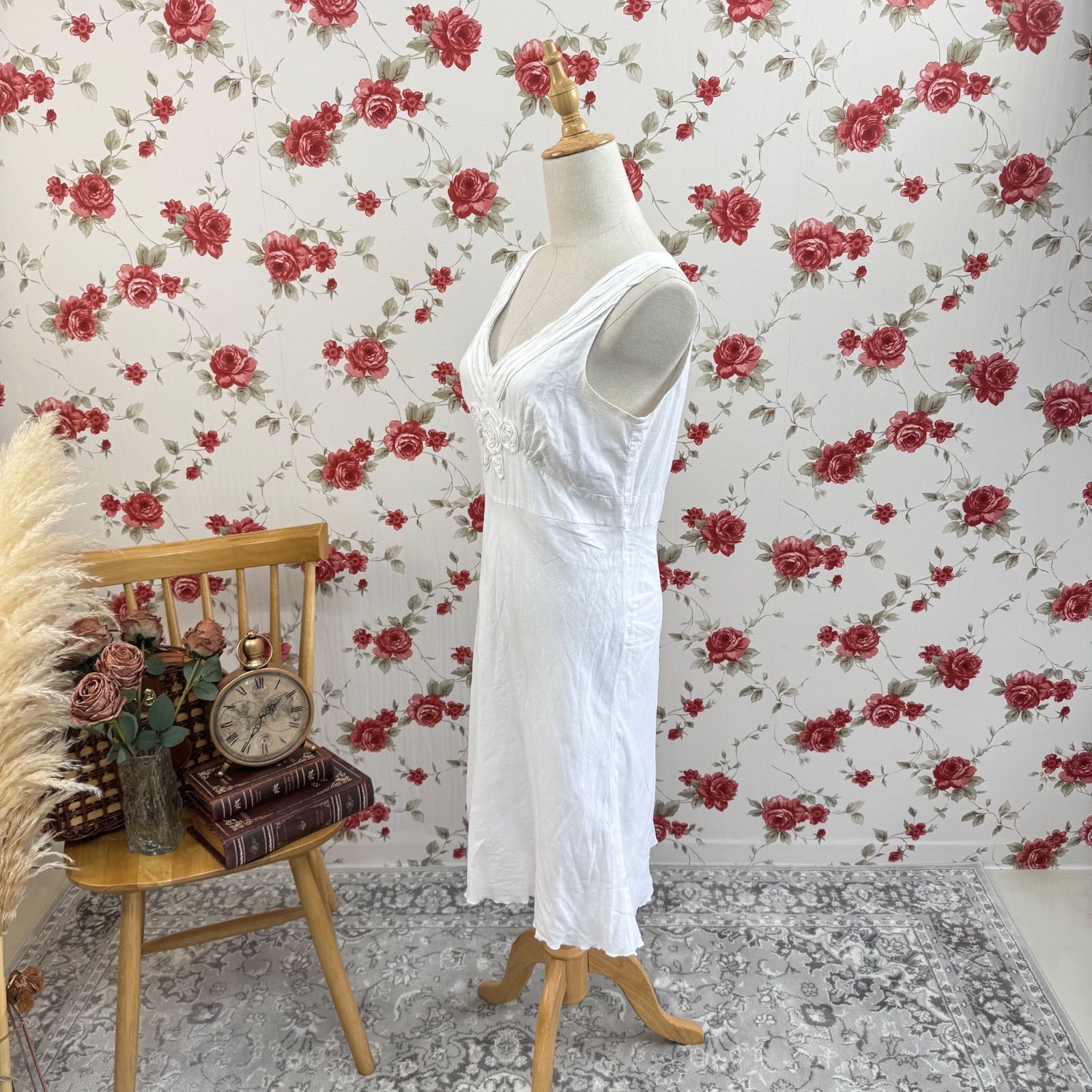 ホワイトノースリーブワンピース 花モチーフ刺繍 デザインワンピース 