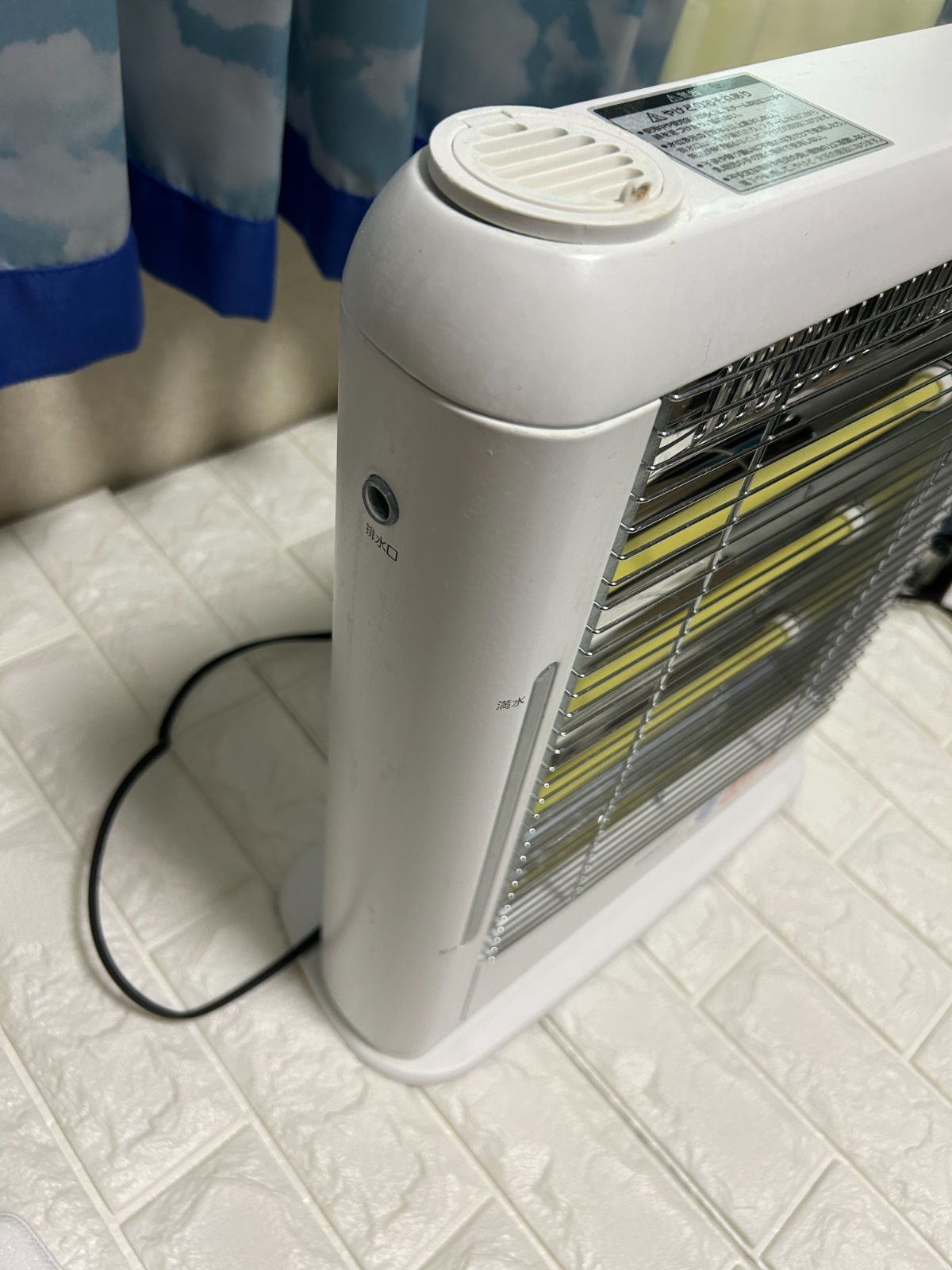 [山善] 遠赤外線 電気ストーブ ヒーター 加熱式 加湿機能搭載 小型 足元 転倒OFFスイッチ 出力切替3段階 簡単操作 ホワイト DSE ...