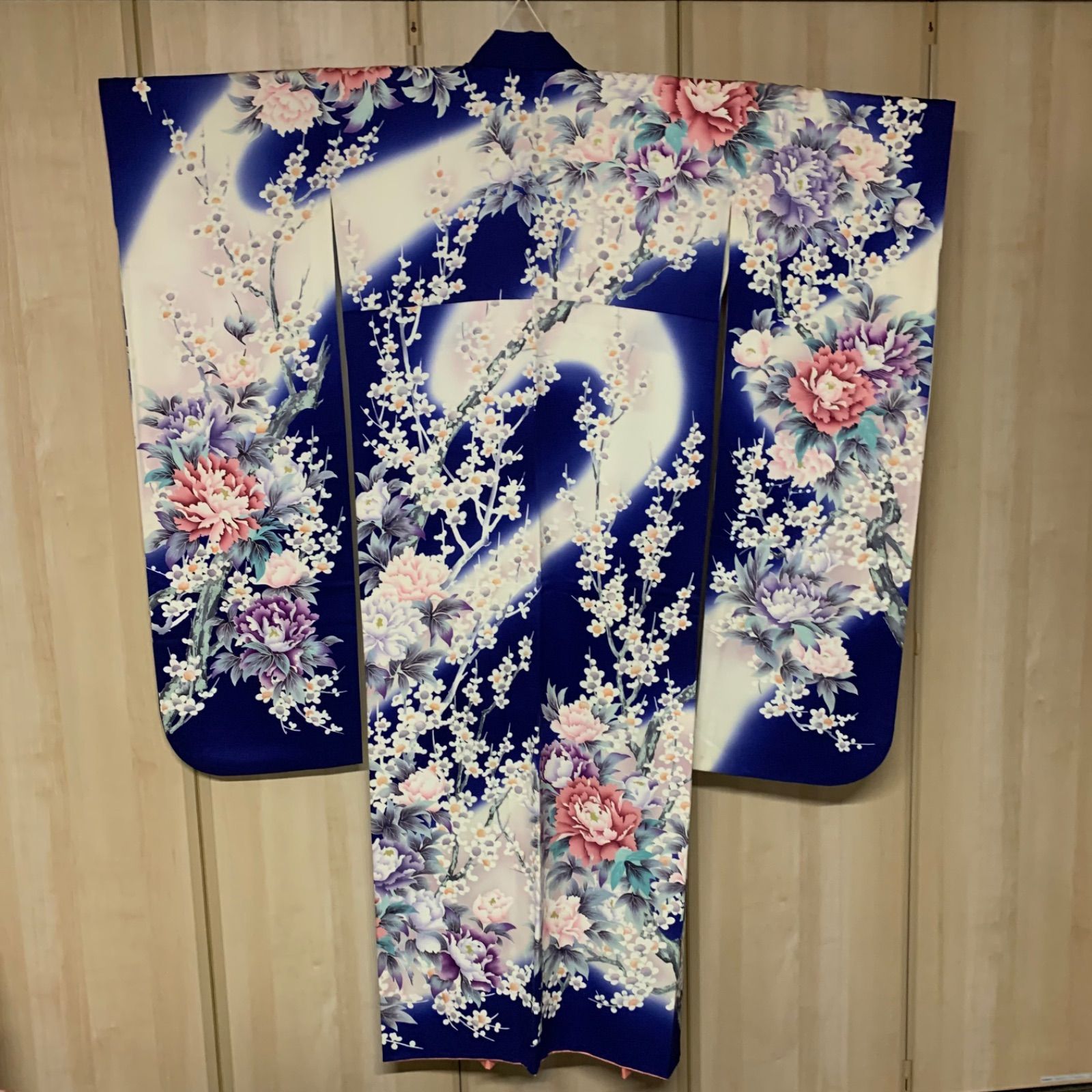 ポリエステル振袖 豪華 刺繍 牡丹 梅 紅型調 身丈171cm 正統派古典 紺/青 牡丹柄/柄多め 華やか古典振袖 鮮やかデザイン