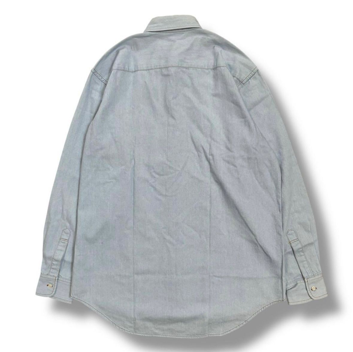 薄色デニムシャツ