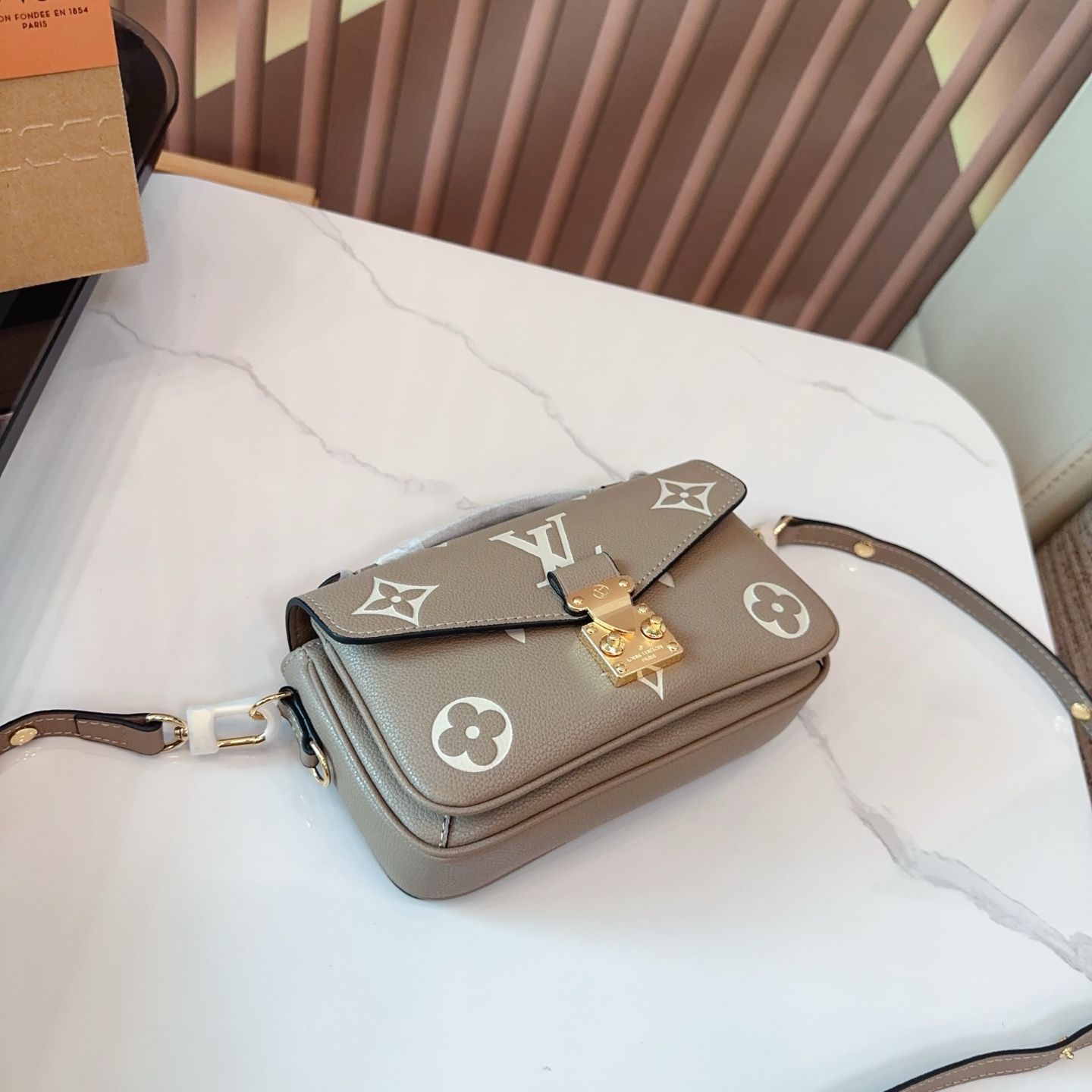 P 1880折りたたみ式ギフトボックス➕ひこうきばこ LV・ルイ