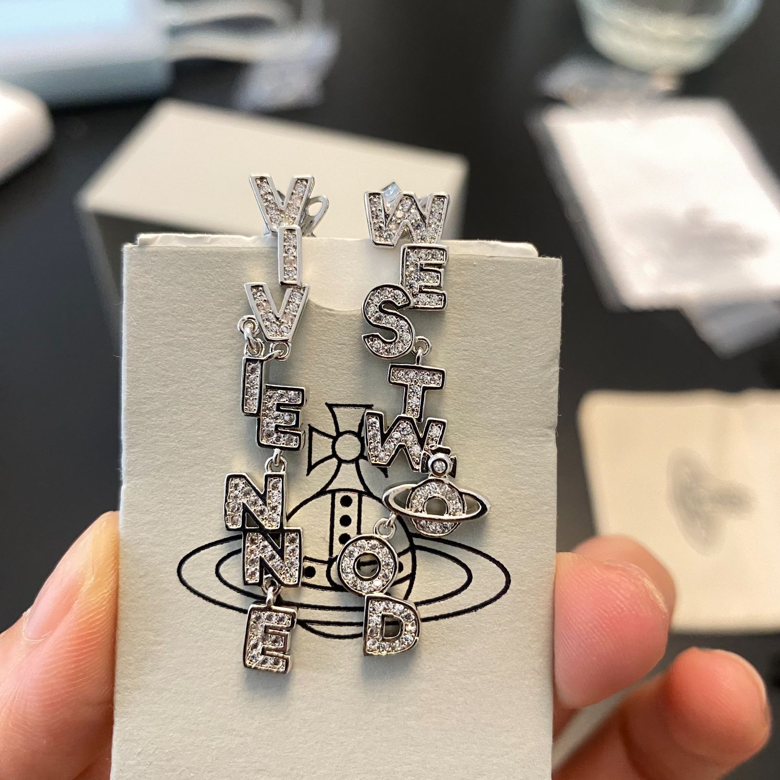 【2024春夏新作】 ヴィヴィアンウエストウッド シルバーレターダイヤモンドピアス アクセサリー