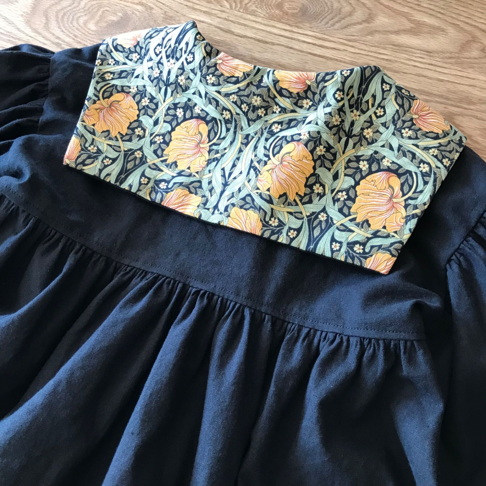 ぽわん袖のワンピース.ウィリアムモリス×ライトグレー　size120 大人服選べるウィリアムモリス❁︎ぽわん袖ワンピース