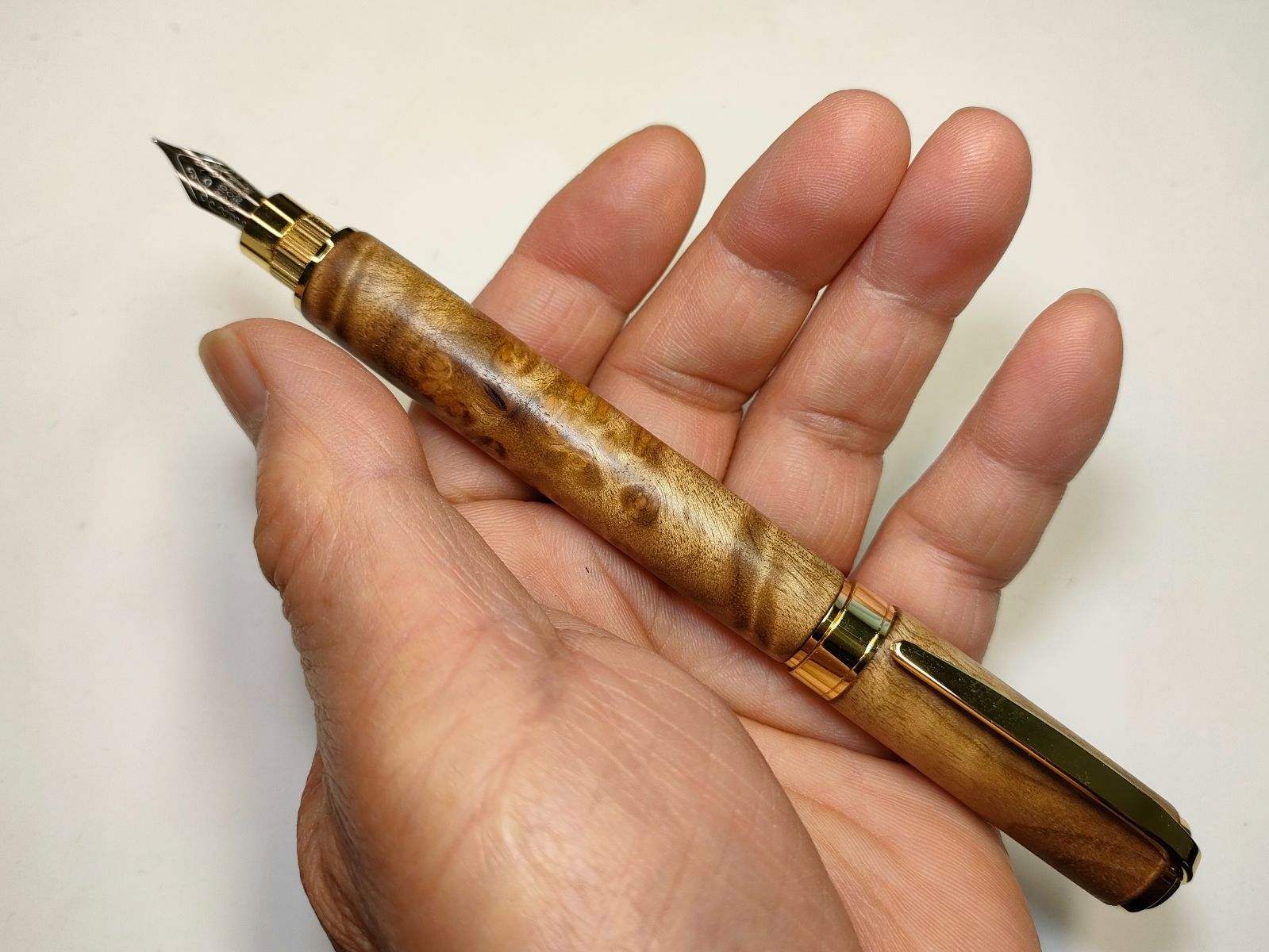 ゼニス新作モデル マーブルウッド（黄金樟）】グラデュエイト万年筆 - メルカリ 文房具・ステーショナリー
