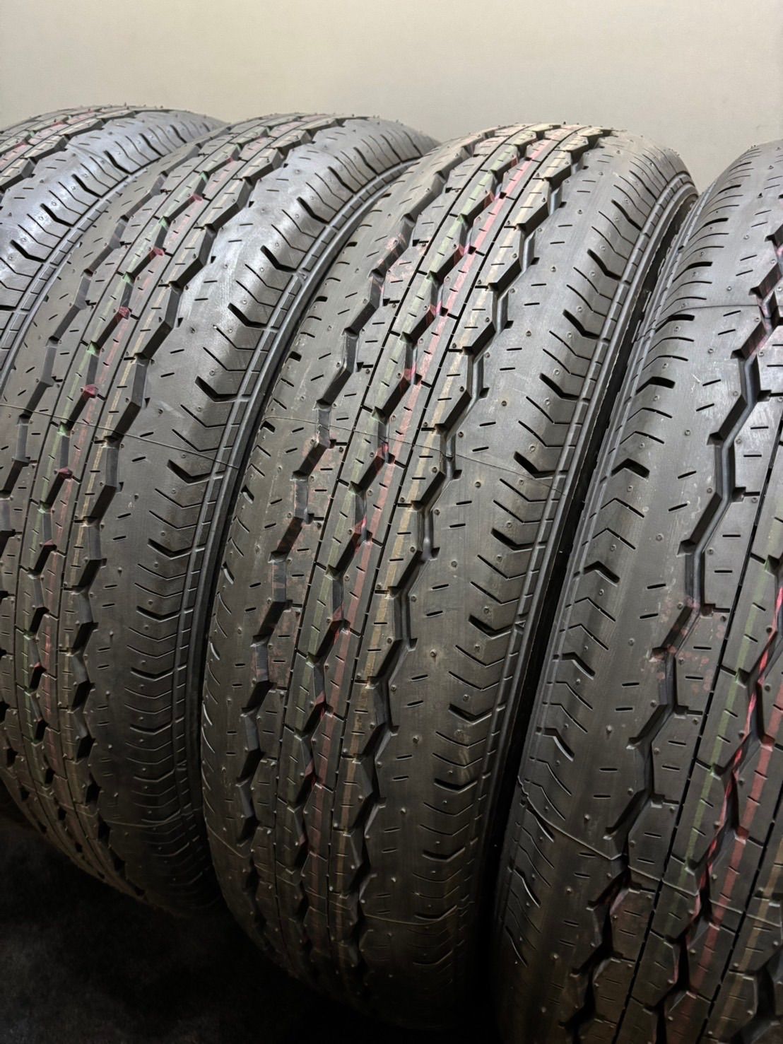 新車外し品 195 80R15 107 105L LT BRIDGESTONE RD-613 19年製 夏タイヤ サマータイヤ 4本 ブリヂストン ハイエース キャラバン 2-K240