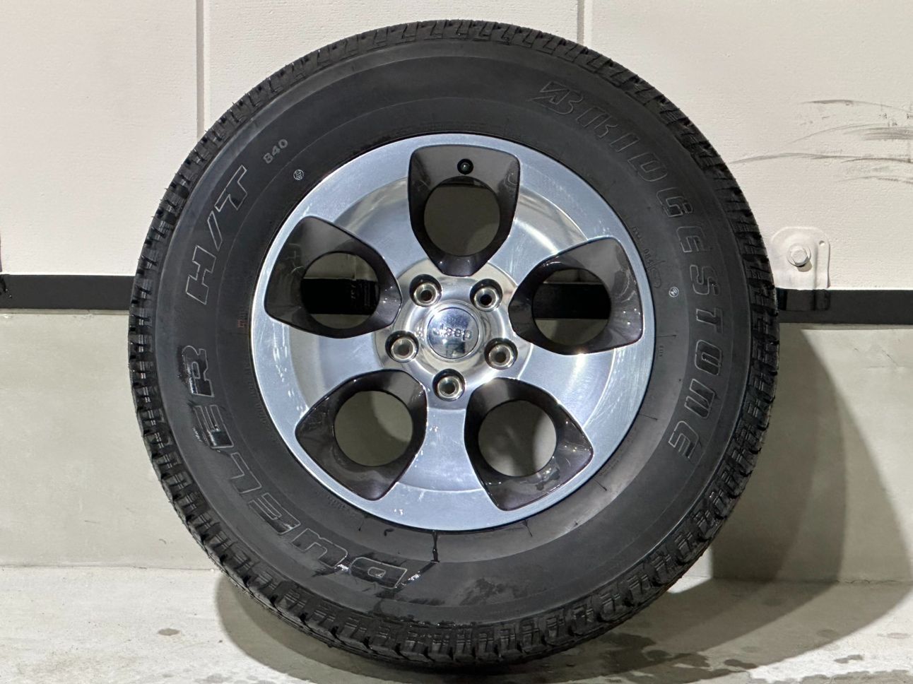 JEEP ジープ JK ラングラー アンリミテッド サハラ 純正ホイール センターキャップ有り 18×7.5J 44.45 PCD127-5H スタッドレスタイヤ ブリヂストン DUELER H|T 255|70R18 1本のみ 品 直接お引渡し