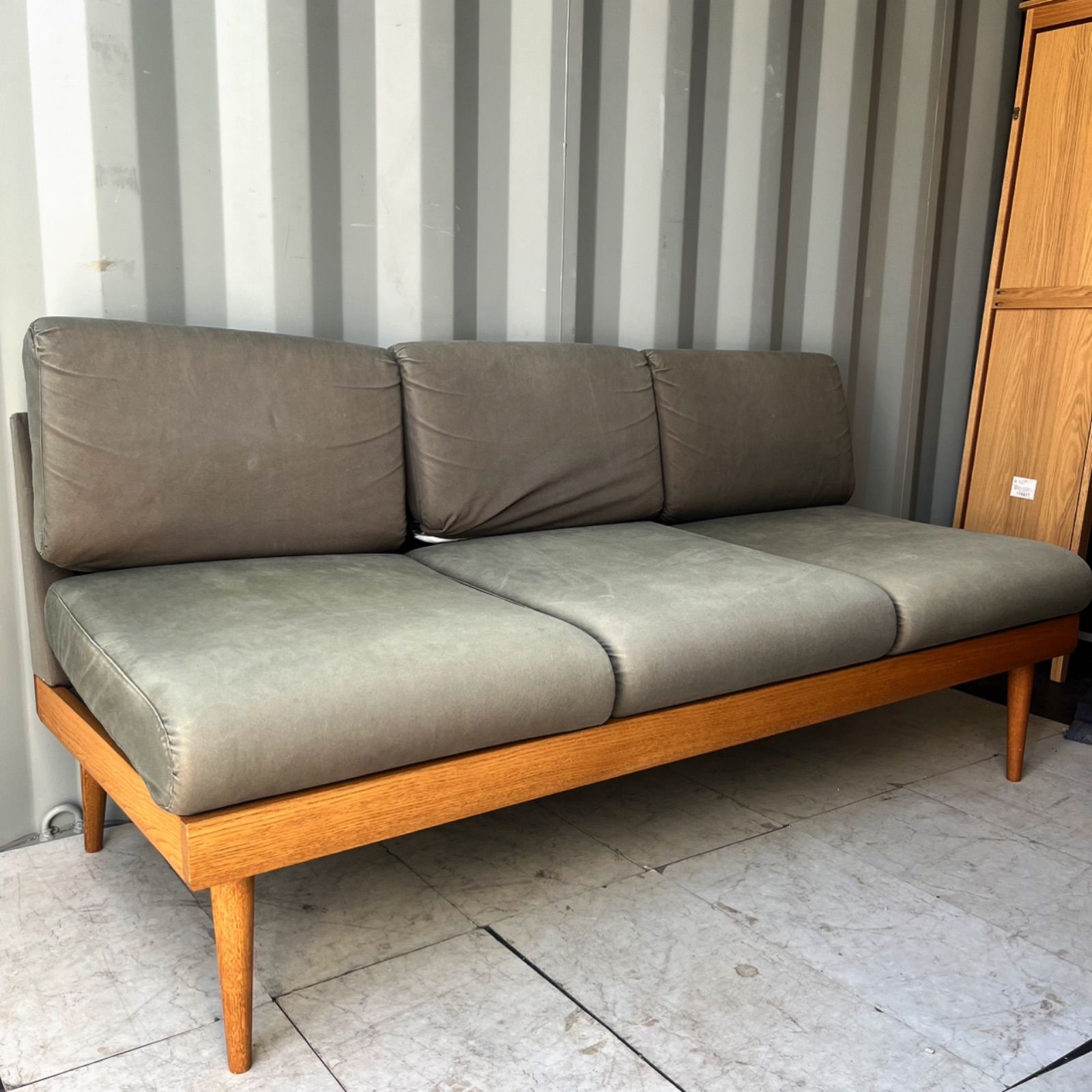 取付無料！アデペシュ アラ アームレス 北欧風天然木ダークカーキ3Pソファ✨ 取付無料！アデペシュ アラ アームレス 北欧風天然木ダークカーキ3P