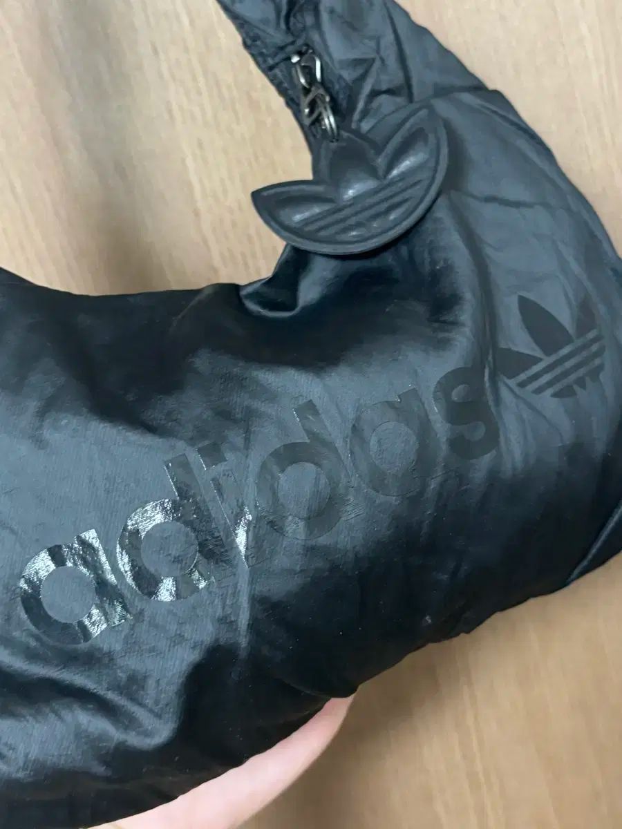 【adidas】サテン スモール ショルダー バッグ ★大人気 adidas（アディダス）の「サテン スモール ショルダーバッグ