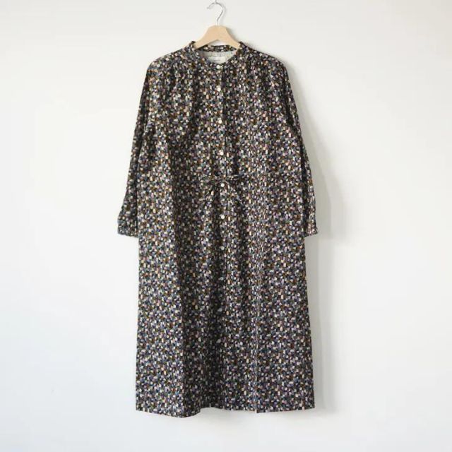 sosotto ソソット | コーデュロイプリントバンドカラーウエストドロストOP navy | ワンピース ドレス モザイク柄