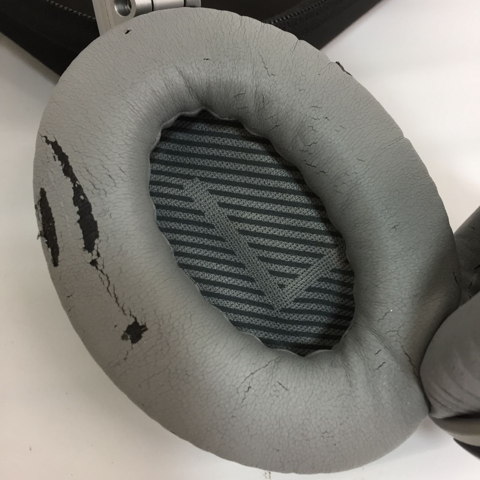 BOSE ボーズ ワイヤレスヘッドホン シルバー BOSE SILVER 付属品