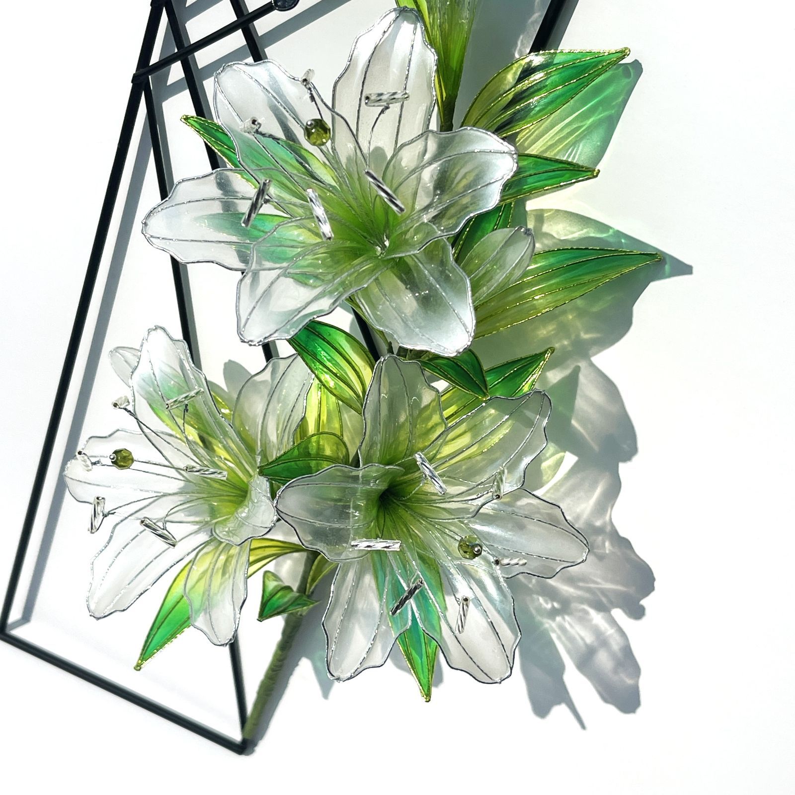 蝶が舞う百合のワイヤーフレーム【白×黄緑・インテリア・シルバーワイヤー】 蝶が舞う百合のワイヤーフレーム【白×黄緑・インテリア・シルバー