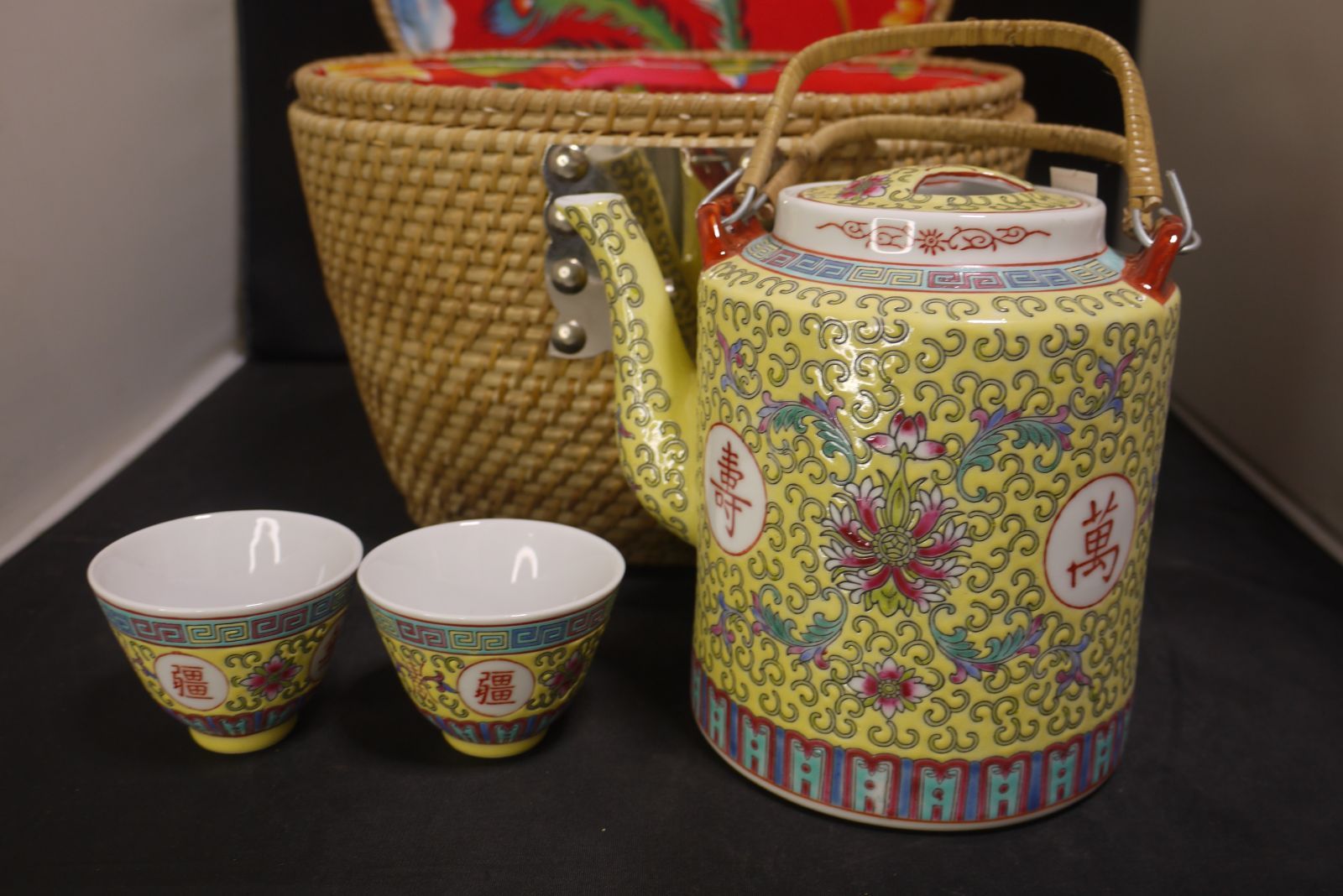 ● 中国茶器 景徳鎮 茶器セット 湯呑 急須 茶籠付き 花唐草文 ティーポット アンティーク 陶器 2客セット