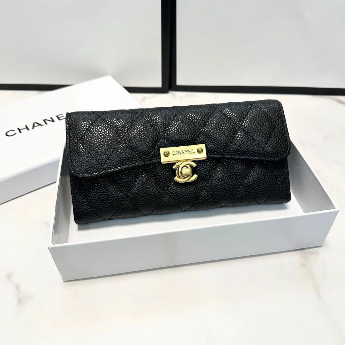 極美品 シャネル CHANEL 財布 かばんを手に持ちま パスケース 長財布です - メルカリ