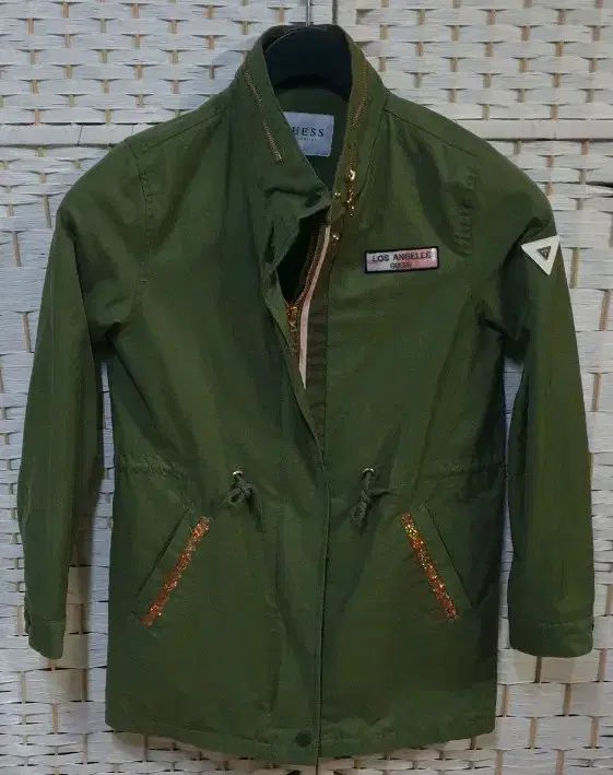 美品 HEADビンディングホワイトレディースS (22.5~25.0cm) GUESS(ゲス) カーキ色 マウンテンパーカー ブルゾン 75 ー 155