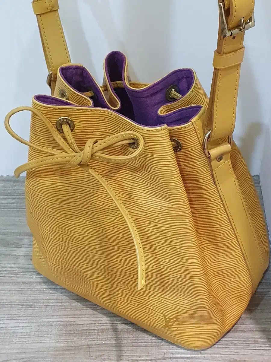 多くて安くて早くてお得！ Louis Vuitton ルイヴィトン エピ スモール ノエ マスタード ショルダーバッグ 連続性のある