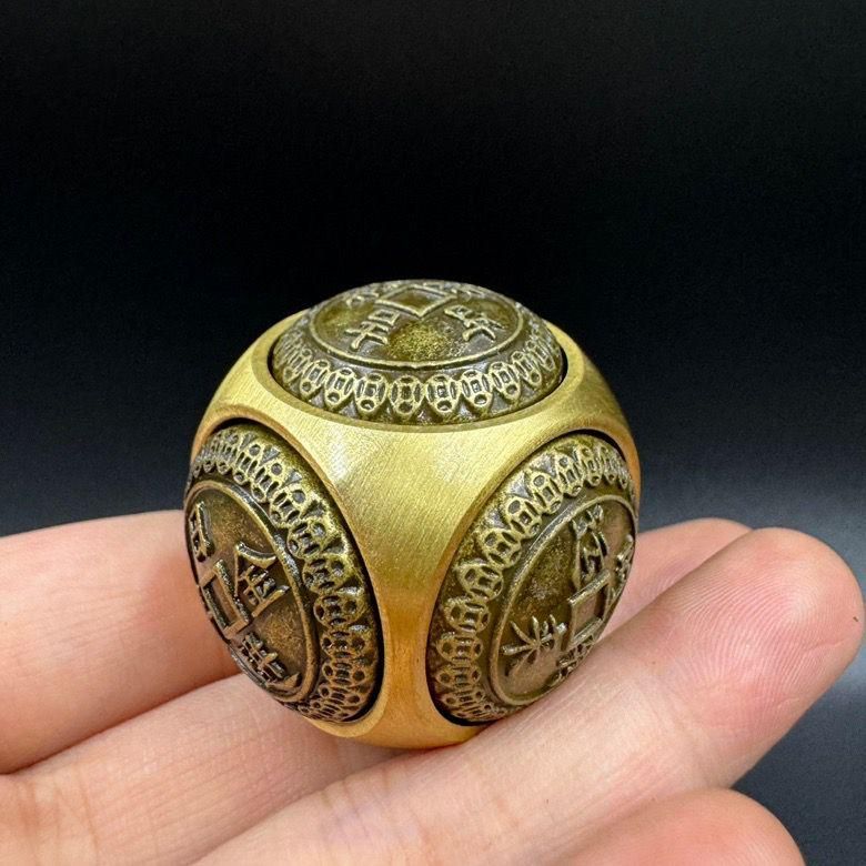 銅 細工 円形六面招財進宝 捩転乾坤 把件 解圧 装飾品 工芸品