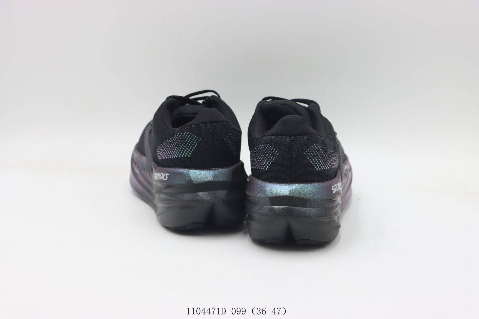 今日特価】ブルックス（Brooks）のスニーカー、ブラックブルー