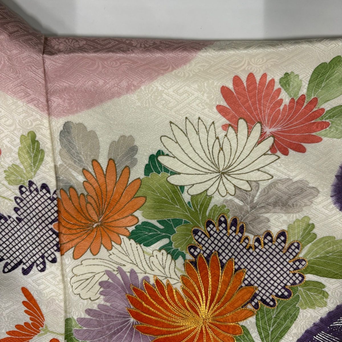 C562正絹　鈴乃屋　振袖　金彩　金糸　着物 振袖 鈴乃屋 金駒刺繍 金彩 松竹梅 伝統和模様 成人式 着物 064a