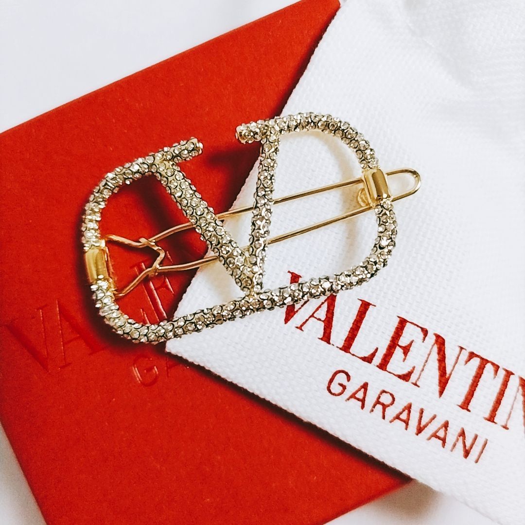 Valentino Vロゴ シグネチャー ヘアクリップ Valentino Garavani Vロゴ シグネチャーヘアクリップ | ブラック