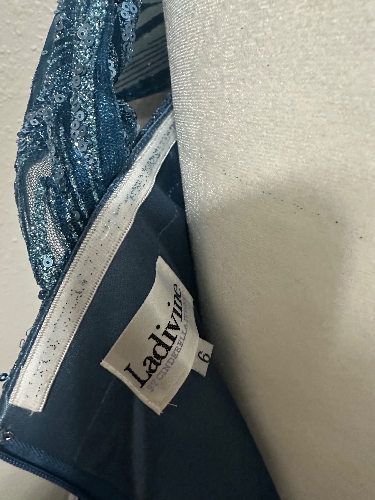 Ladivine シークインレースシフォンラッフルスカートロングドレスブルー