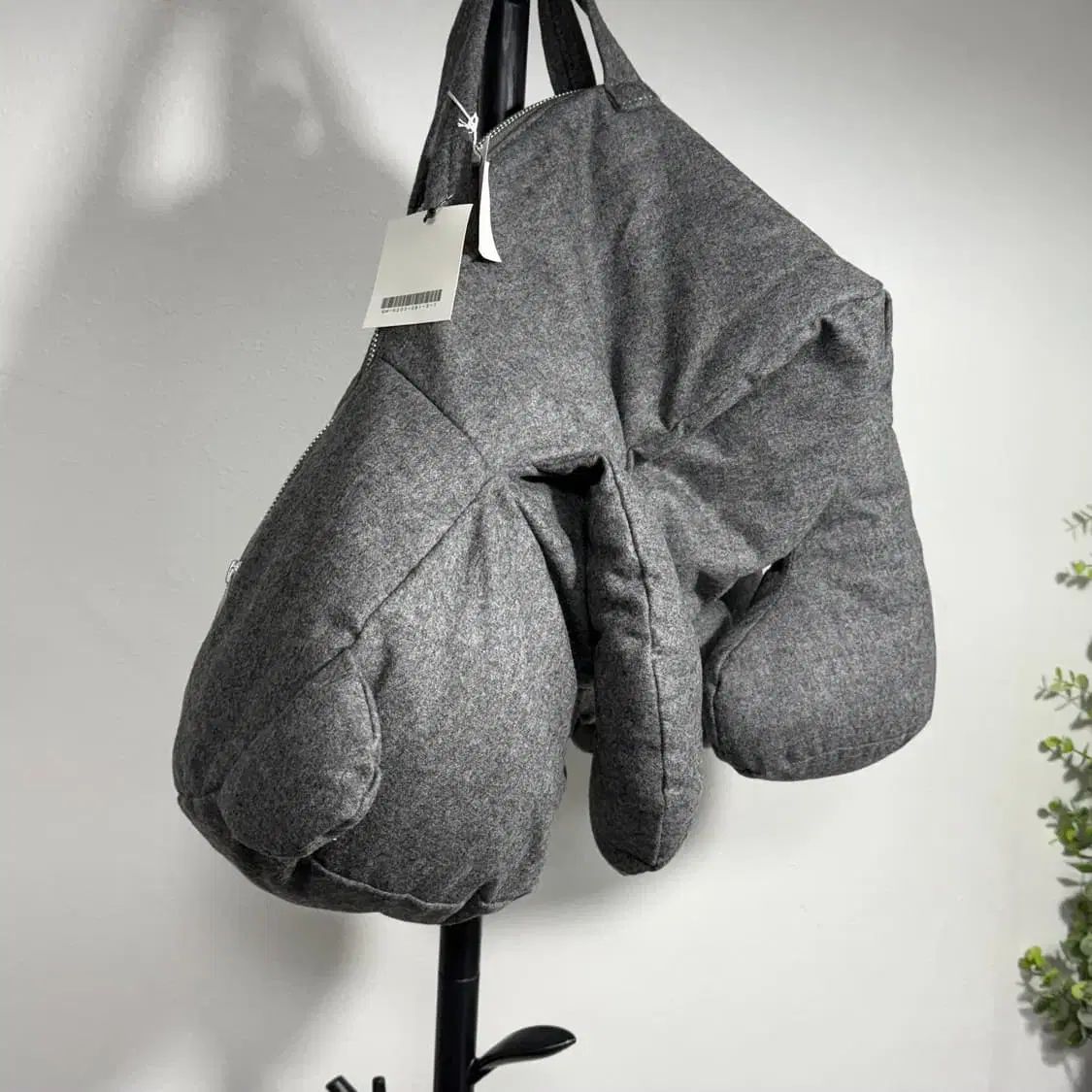 VALENTINO グレー キルティング ショルダーバッグ ☆VALENTINO☆ 洗練された キルティングショルダーバッグ すぐ届く