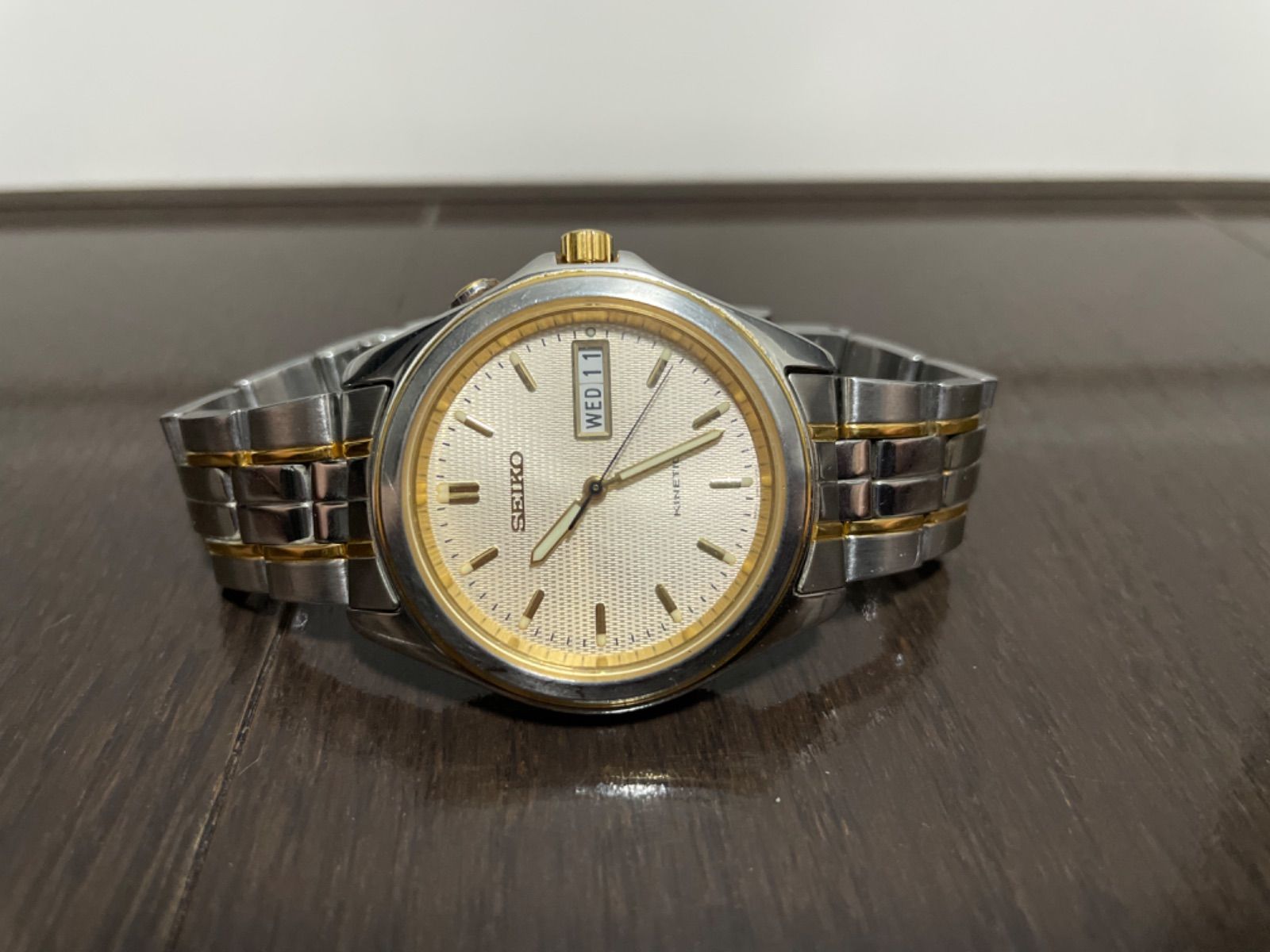 極美 二次電池新品 SEIKO KINETIC デイデイト 5M43-0A90 SEIKO KINETIC SQ100 DAY/DATE 2-TONE MEN'S WATCH 5M43-0A90