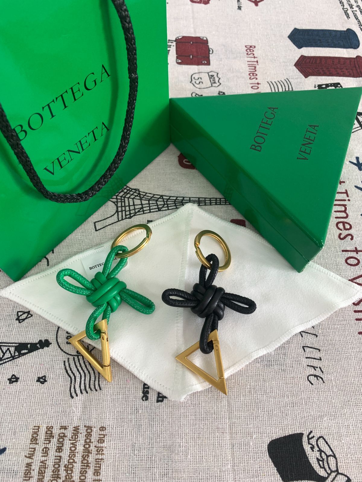 超美品 BOTTEGA VENETA トライアングル キーリング キーホルダー