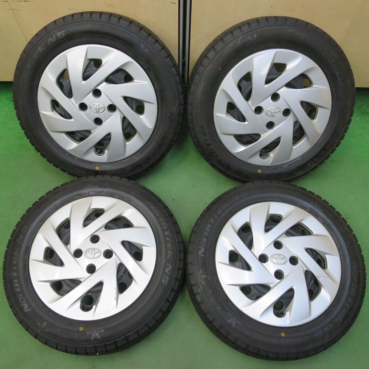 トヨタ　アクア　純正タイヤホイールセット　175/65R15 バリ溝 トヨタ アクア 純正 15in 175/65R15 スタッドレスタイヤホイール