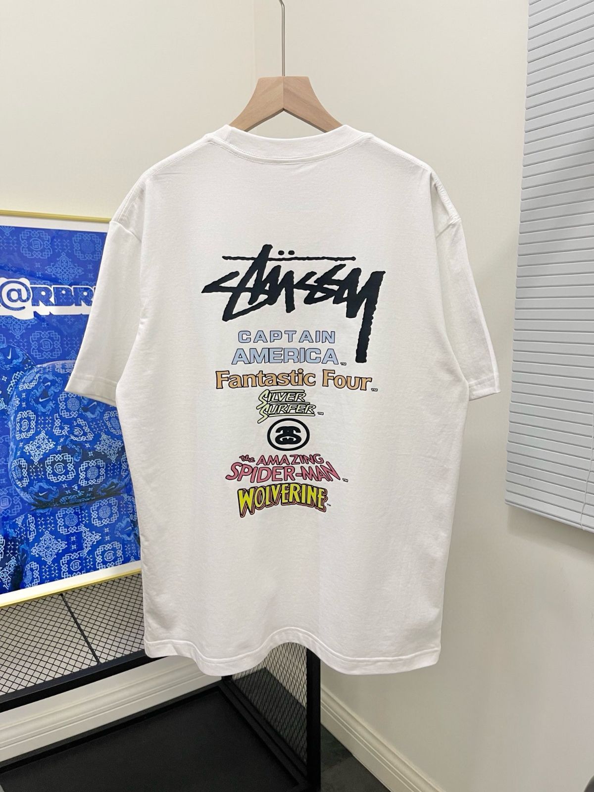 ステューシーのカラフルなグラフィティ文字入り半袖Tシャツ。着用すると非常にスタイリッシュで、260グラムのダブルヤーン純綿素材で、着心地が快適で通気性があります。ルーズフィットで、男女問わず万能です。