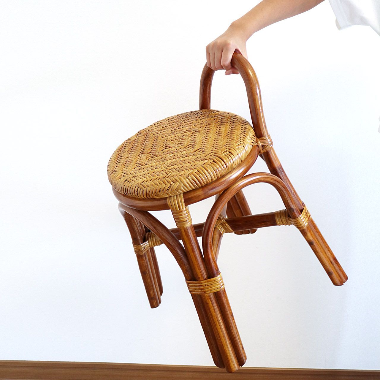 ラタンスツール　新品未使用 取っ手付きラタンスツール座面高40cm - メルカリ