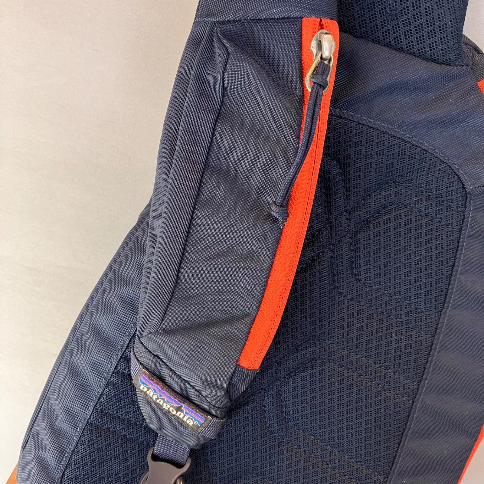 美品 レアカラー patagonia アトムスリング 8L グレー オレンジ patagonia パタゴニア アトム・スリング Atom Sling 8L ボディ