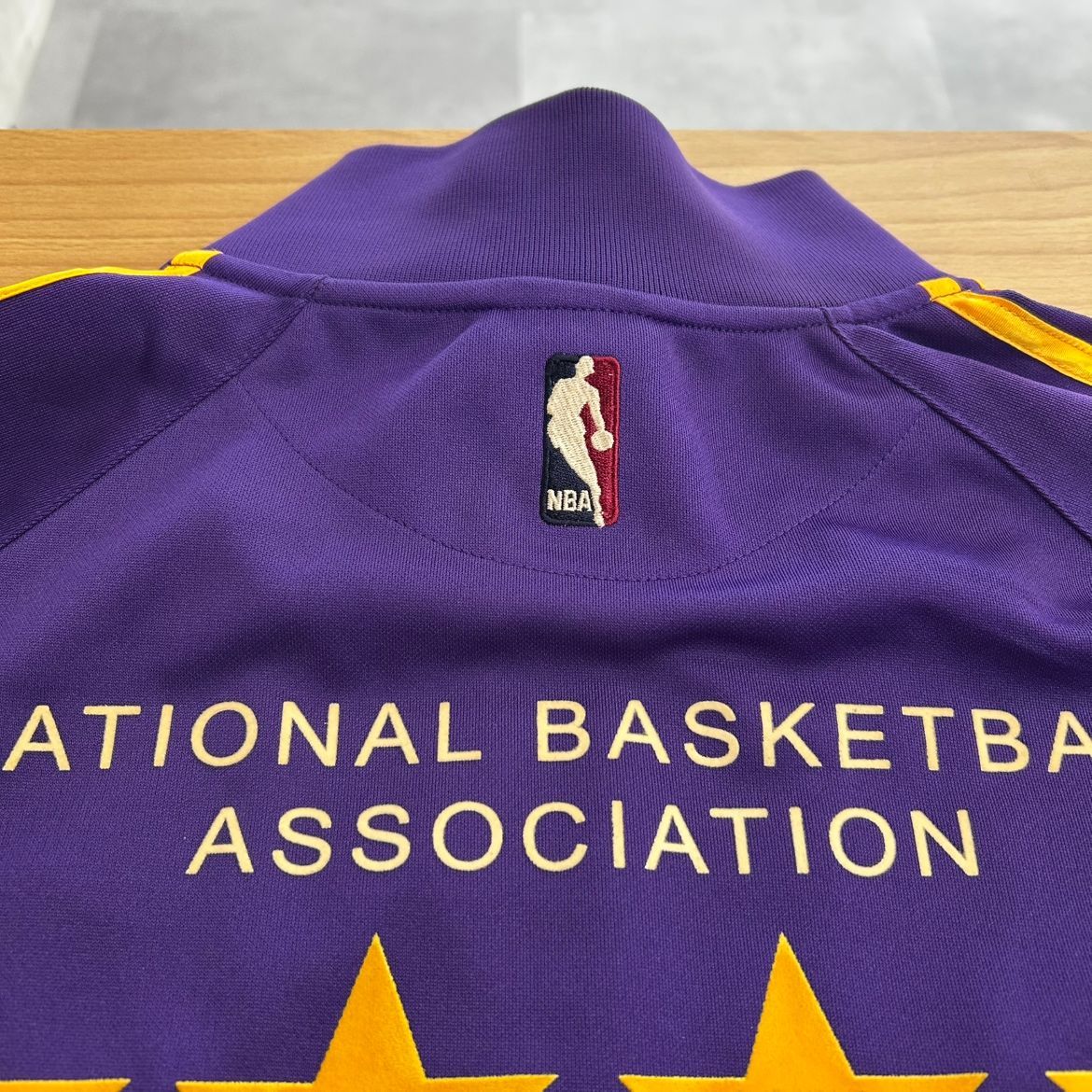 希少 NBA レイカーズ adidas 歴代優勝年 トラックジャケット