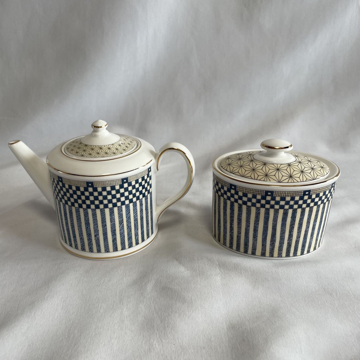 ウェッジウッドサムライ》ティーポットとシュガーポットのセット