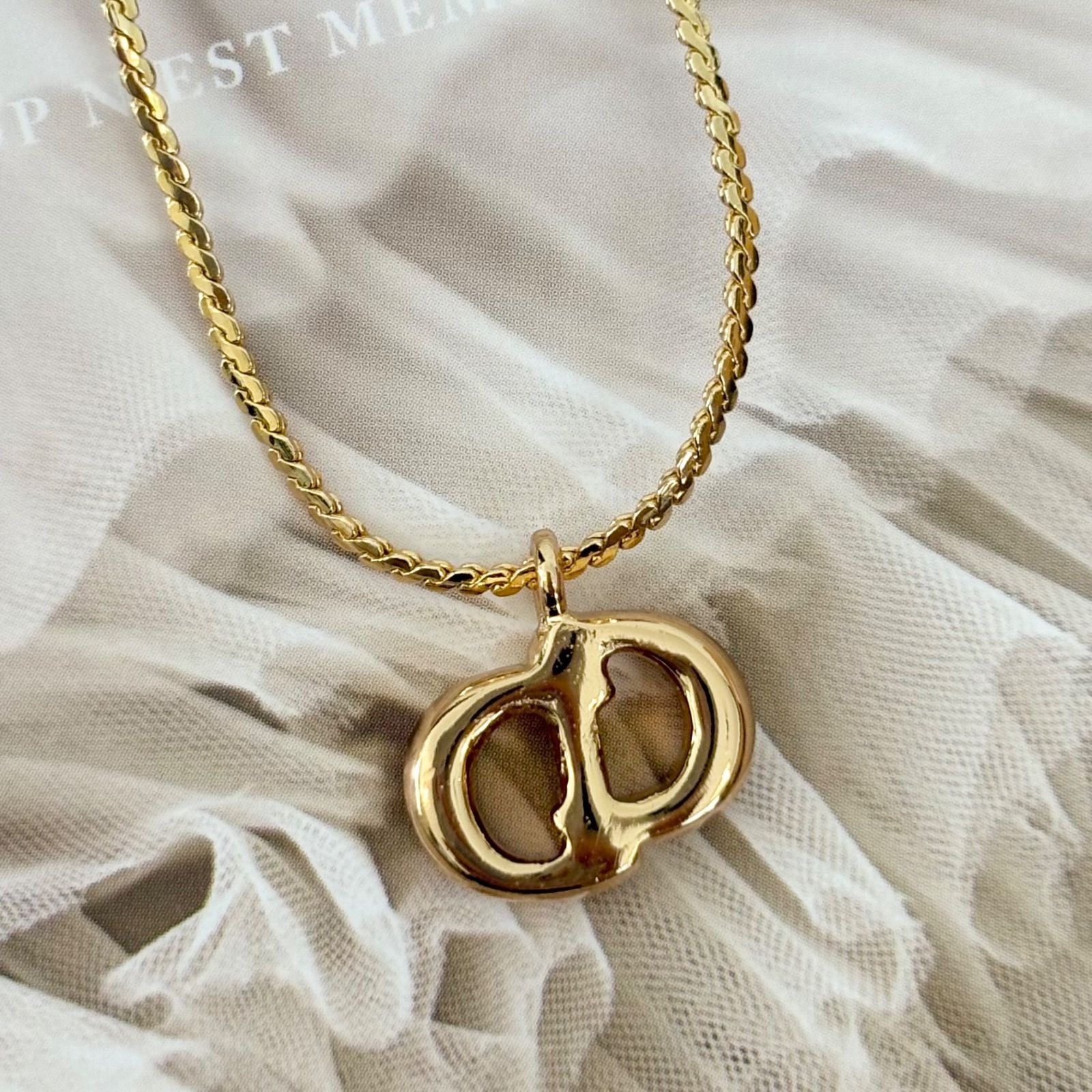 Christian Dior ゴールド CD　ロゴ　ネックレス　箱　保証書付き Christian Dior ゴールド CD ロゴ ネックレス 箱 保証書付き