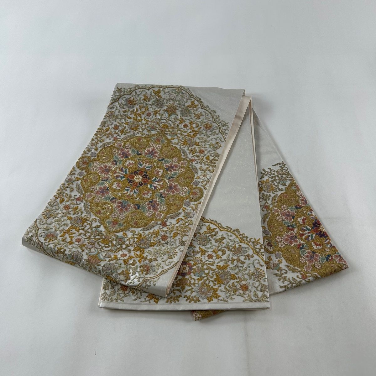 袋帯 美品 名品 草花 楽器 相良刺繍 銀糸 白 お太鼓柄 正絹 【中古