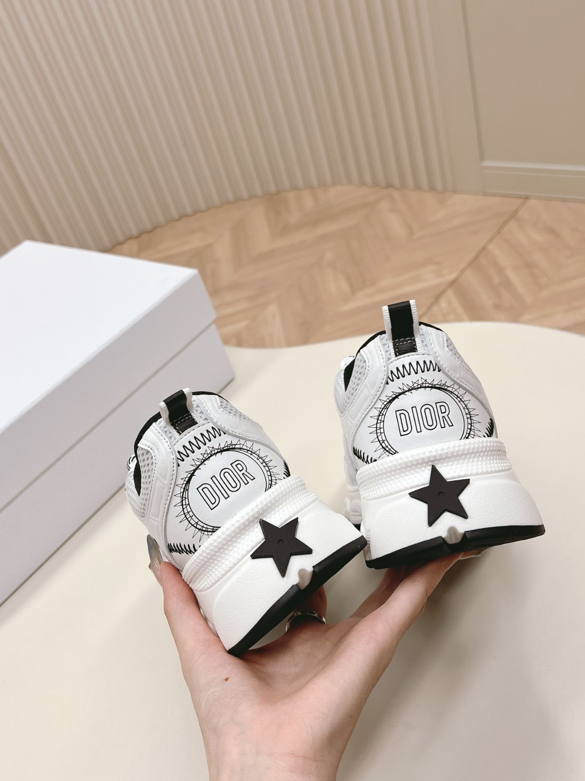 【カジュアルな♪】DIOR ディオール クロノ スニーカー ディオール クロノ」ウィメンズスニーカー、“CD”や星モチーフ配