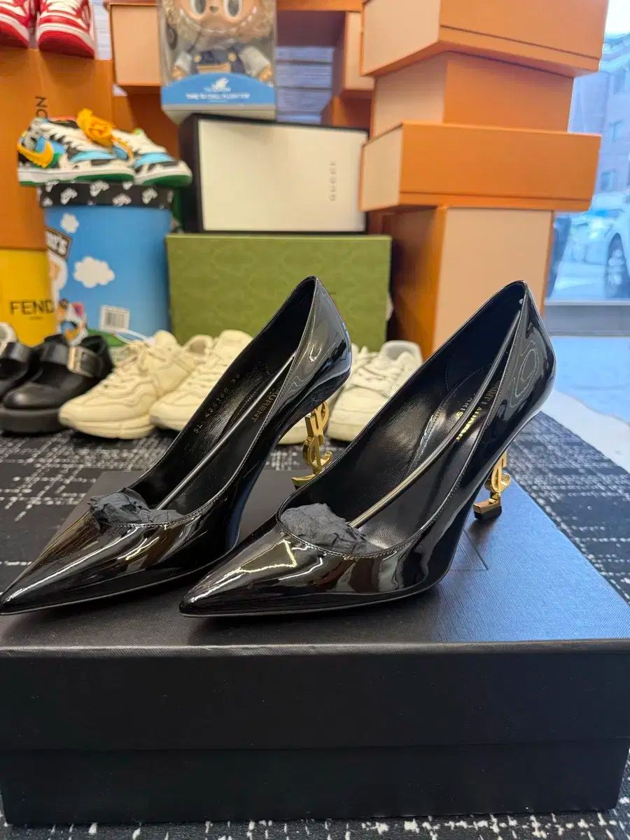 サンローラン GOLD ヒール エナメル 8.5cm レディース